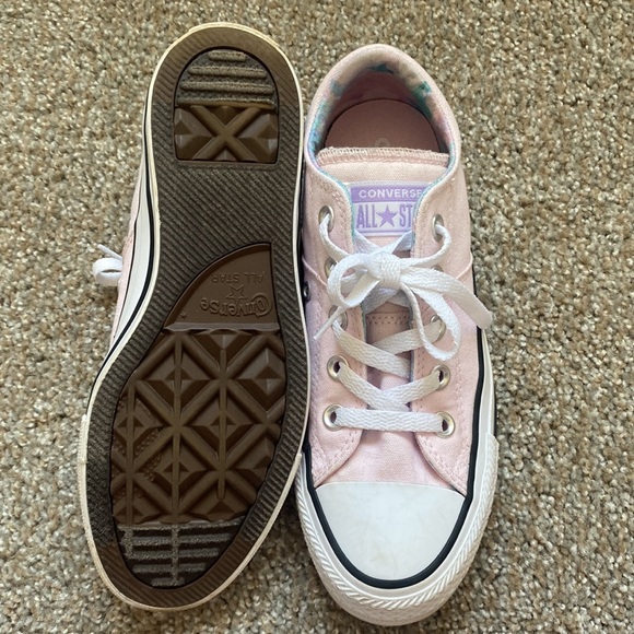 size 6 light Pink low top converse with padded tongue - Picture 4 of 4